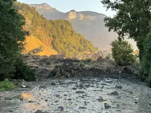 Un important éboulement s'est produit le 25 juillet 2024 sur la commune de La Rivière (Isère), en bordure du massif du Vercors.