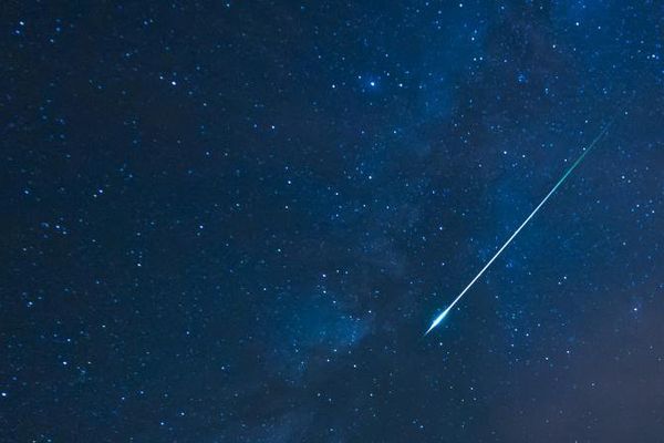 Une météorite observée dans le ciel de Cantabrie (Espagne), le 20 janvier 2016. (JUAN-CARLOS MUNOZ / BIOSPHOTO / AFP)