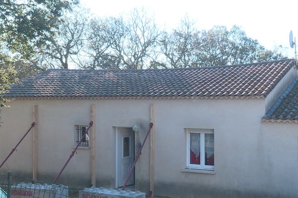 La maison a été consolidée, le toit s'affaisse, les murs se fissurent.