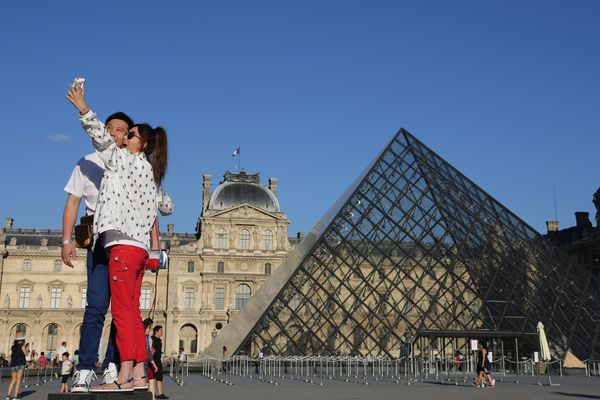 Les vols avaient lieu au musée du Louvre ou au château de Versailles. 