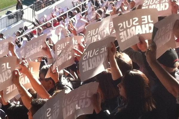 Supporters et joueurs au stade Mayol  d'une seule voix "je suis charlie"