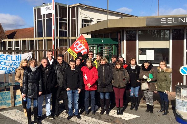 Des salariés du site Selni de Nevers se sont rassemblés devant l'usine pour protester contre le retard de salaires et les périodes de chômage partiel.