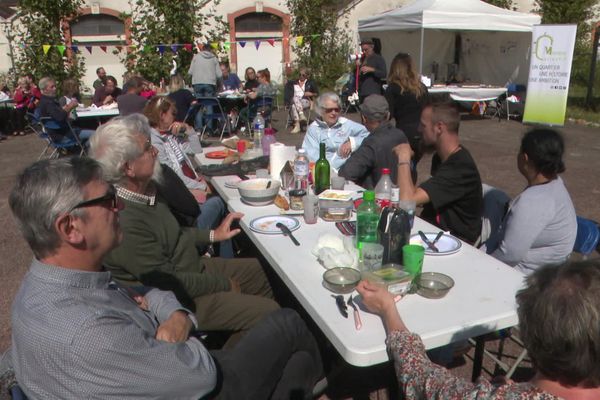 80 personnes ont pique-niqué ce samedi midi dans la cour de la caserne, devant les anciennes écuries qui devraient être détruites pour construire des logements.