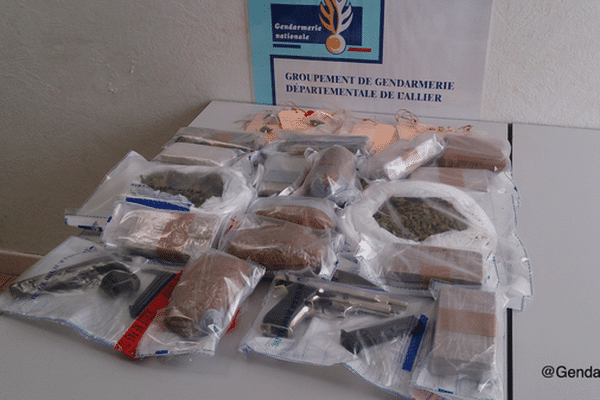 Le 23 septembre 2013, la gendarmerie a démantelé un trafic de drogue en saisissant 8 kg de cocaïne et héroïne, et 30 000 euros.