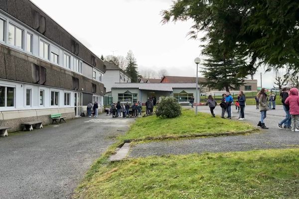 Plus qu'une réparation du plancher défectueux, le collège de Crocq, en Creuse, a subi une rénovation. Les sols, le réfectoire, les plafonds, les luminaires et même le chauffage ont été refaits.