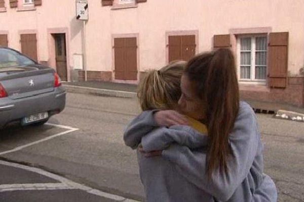 Deux amies éplorées du jeune Armel. Elles sont à l'origine de la marche blanche de dimanche