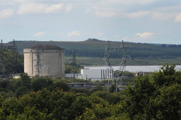 La centrale de Brennilis, en cours de démantèlement depuis 1985.