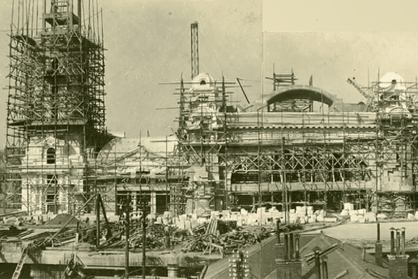 Echafaudages sur la façade de la gare de Limoges au moment de sa construction.