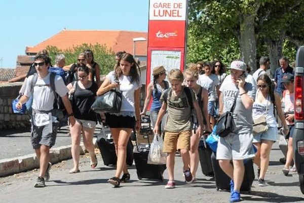 Les passagers évacués du train Marseille-Madrid à Lunel ont été transportés par la SNCF. 2 août 2015.