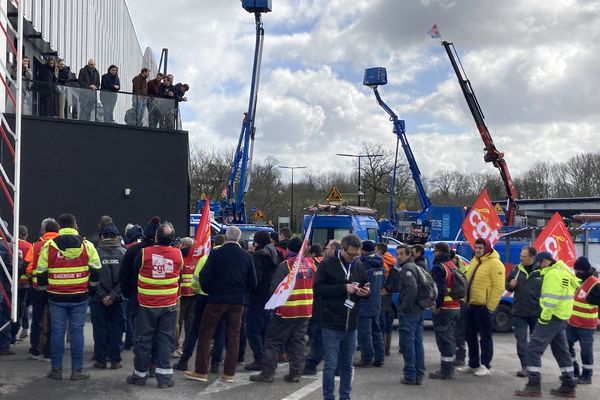 Manifestation contre la réforme des retraites devant le site Enedis de Limoges.