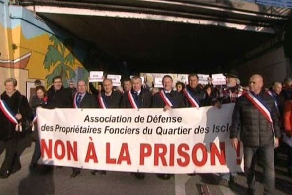 La manifestation contre le projet de prison aux Iscles à St-Laurent du Var a réuni environ 150 personnes, habitants et maires de la rive gauche du Var.