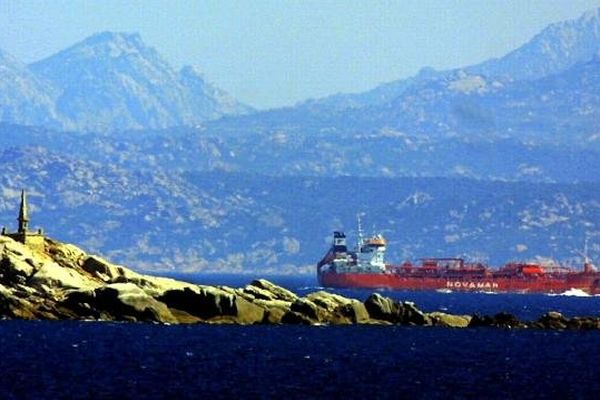 Bouches de Bonifacio - un chimiquier croisant au large entre la Corse et la Sardaigne