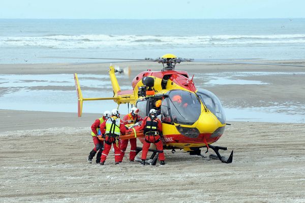 L'hélicoptère Dragon 62 en intervention lors de l'Enduropale du Touquet en 2012.