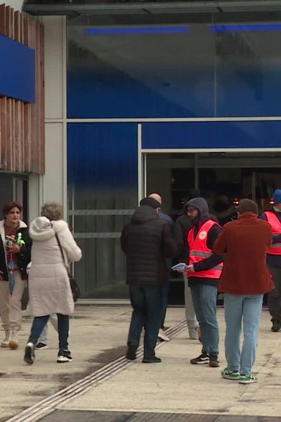 Manifestation devant le magasin Decathlon Campus de Villeneuve d'Ascq.