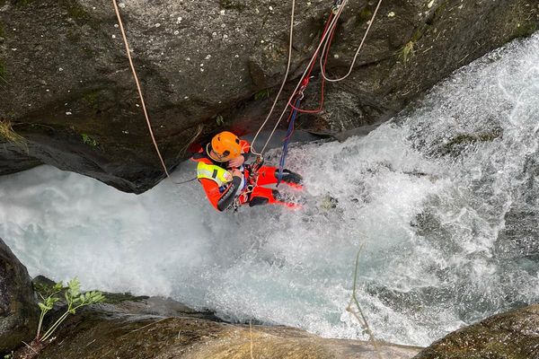 Les secouristes du poste de Gavarnie ont été alertés pour deux hommes en difficulté près de la commune de Gèdre (Hates-Pyrénées).