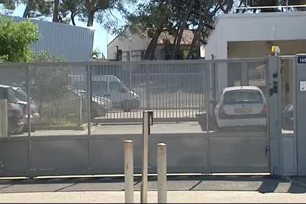 Devant le centre de retention administrative de Nîmes