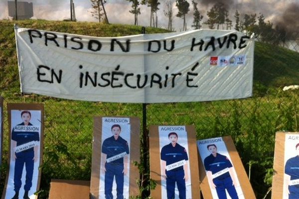 Banderole lors de la dernière manifestation  du 11 juillet devant le centre de détention de St Aubin Routot