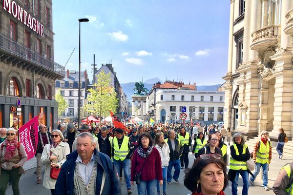 Les près de 250 manifestants quittent la Place de Jaude à Clermont-Ferrand (Puy-de-Dôme), direction la préfecture, samedi 13 avril 2019.