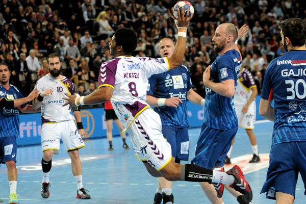  Le MAHB (en bleu) s'impose à domicile face à Nantes (30-21) - 2 avril 2015