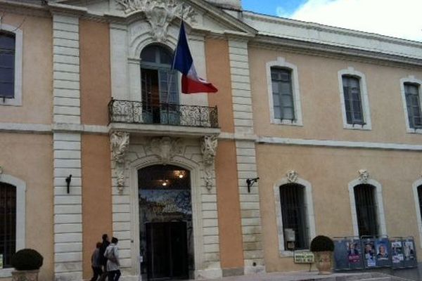 Devant la mairie d'Alès (30)