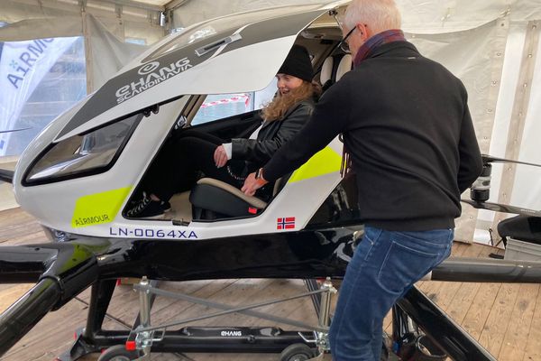 Des lycéens ont pu monter à bord du drone de transport mais aucun vol n'a eu lieu.