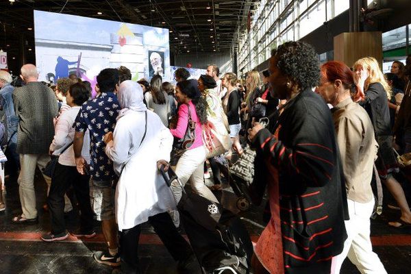 Des milliers de personnes à l'ouverture du 16e Salon Emmaüs à la Porte de Versailles, à Paris. 