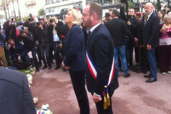 Marine Le Pen à Cannes devant la statue de Jeanne d'Arc.