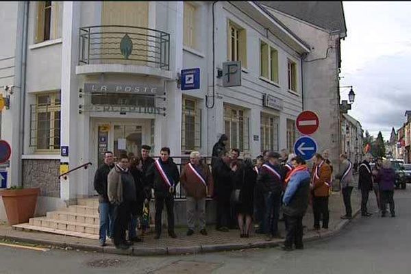 Mouvement de grogne en montagne bourbonnaise, face à la fermeture annoncée de la Trésorerie du Mayet-de-Montagne. Avec la disparition des services publics, les élus redoutent la désertification progressive du territoire. 