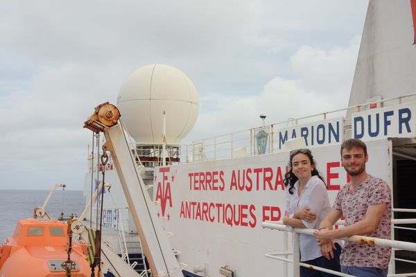 Angèle et Simon, sur le pont du Marion-Dufresne où ils participent, avec une vingtaine d'étudiants en master, à l'université flottante de cette campagne scientifique menée dans l'océan indien