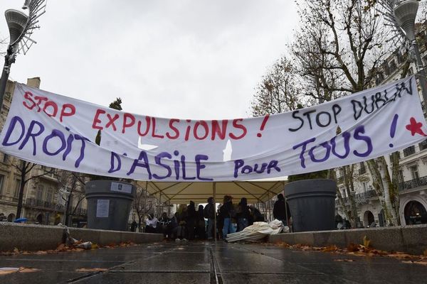 Une banderole contre la procédure Dublin lors d'une manifestation à Marseille, en décembre 2017.