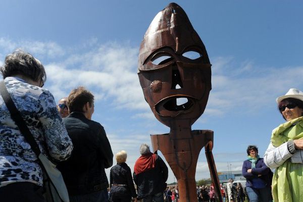 La foule à l'inauguration de la sculpture dédiée à la mémoire des esclaves, à Brest