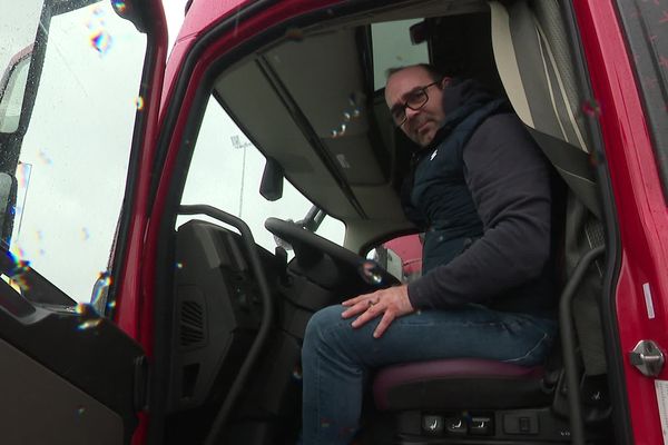 Nicolas Bouyon est conducteur de poids lourds chez Stock Logistic. Ce jour là, il teste son nouveau camion : un 44 tonnes totalement électrique.