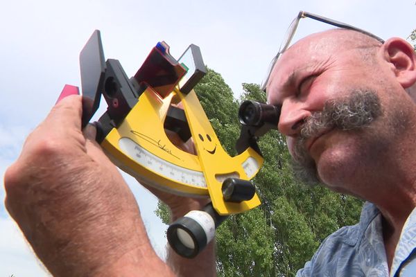 Patrick Lohro avec une de ses créations, le sextant réalisé pour la "Route du Rhum" du skipper Loïc Peyron en 2018