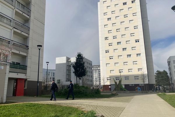 Des membres de la CRS82 en patrouille dans le quartier du Blosne, en mars 2024.