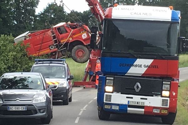 Évacuation du camion des deux pompiers décédés