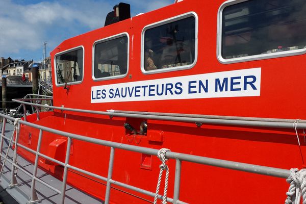 Un canot de la SNSM de Barfleur et 10 sauveteurs ont été sollicités pour porter secours aux cinq occupants du voilier.