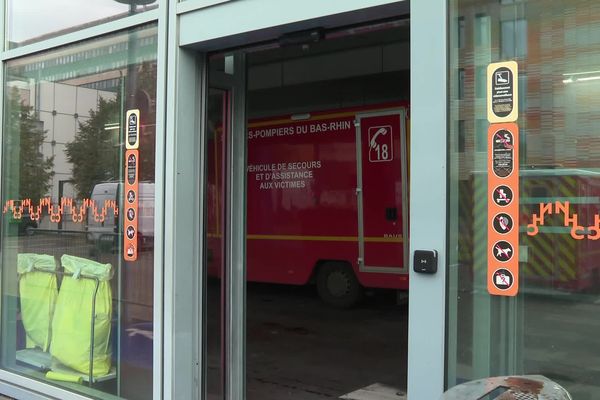 Au plus fort de la nuit de lundi à mardi, 14 véhicules de secours étaient en attente de pouvoir décharger leur patient.