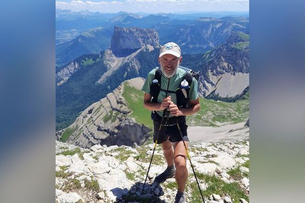 Jérôme Bonnet, sportif atteint d’une spondylarthrite, se lance plusieurs défis sportifs pour mettre en avant cette pathologie méconnue.