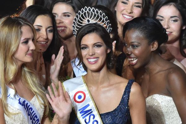 Iris Mittenaere (centre) est couronnée Miss France 2016 à Lille (Nord), le 19 décembre 2015.