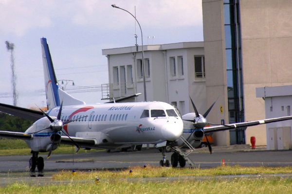 Un avion sur le tarmac de l'aéroport de La Rochelle (17).