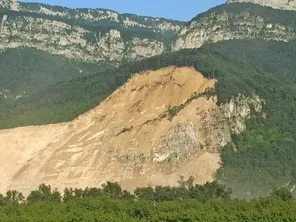 Un pan de montagne s'est décroché le 25 juillet 2024 au pied du massif du Vercors, en Isère, provoquant un immense éboulement.