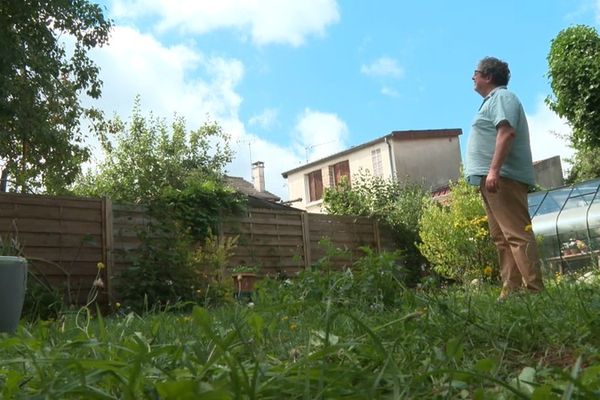 Dans son jardin, Joël Josso scrute le ciel