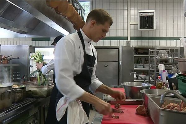 Jérémy Cheminade est sous-chef au restaurant la Rotonde, situé à Charbonnières-les-bains dans le Rhône.