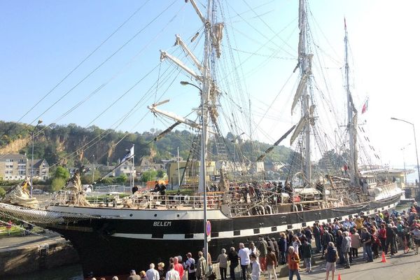 Le Bélem passe l'écluse, avant d'arriver au port du Légué à Saint-Brieuc