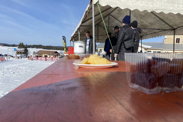 Une quinzaine de bénévoles attend l'arrivée des skieurs.