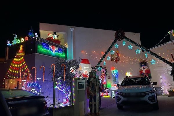 Une maison illuminée à l'occasion des fêtes de Noël 2023 à La Ciotat.