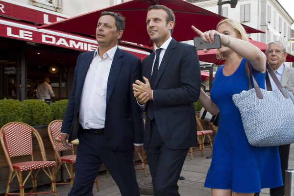 Au soir du second tour de la Primaire de la gauche qui a vu la victoire de Benoit Hamon, le député socialiste du Cantal Alain Calmette (à gauche) a annoncé qu'il se rangeait derrière Emmanuel Macron pour l'élection présidentielle de 2017. Samedi 11 mars, il a indiqué avoir parrainé le leader du mouvement En Marche.