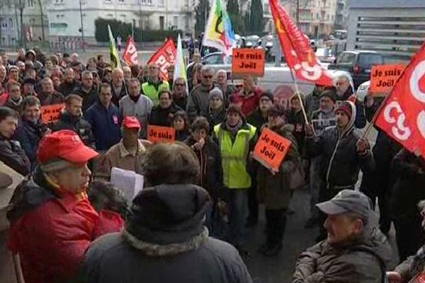 Une centaine de manifestants étaient rassemblés ce vendredi matin devant l'entrée du tribunal pendant l'audition de leur camarade.