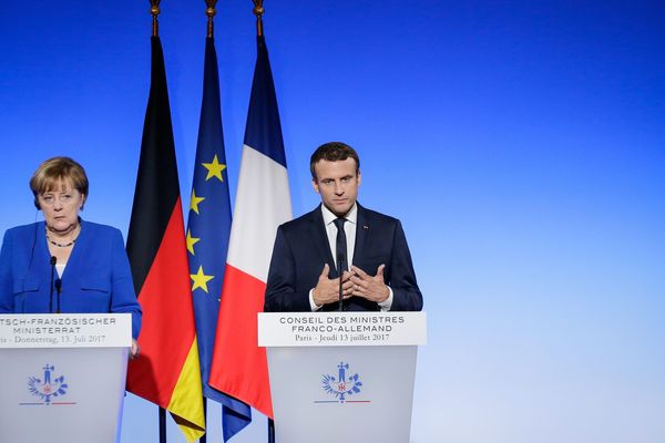 Angela Merkel et Emmanuel Macron lors d'un conseil des ministres franco-allemand à Paris en 2017