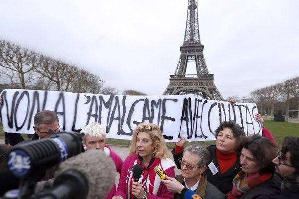 Frigide Barjot, une des leader du mouvement contre le mariage pour tous, lors d'une conférence de presse sur le champs de Mars.